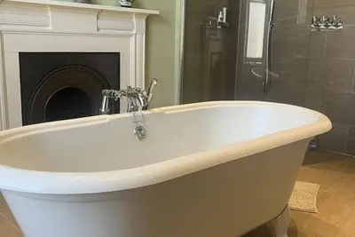 City centre townhouse perfect for Edinburgh festival including parking