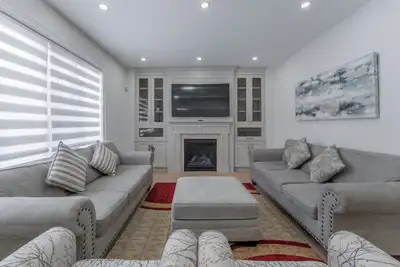 Image de Detached | Sparkling Clean | Fresh Linens | Office Desk