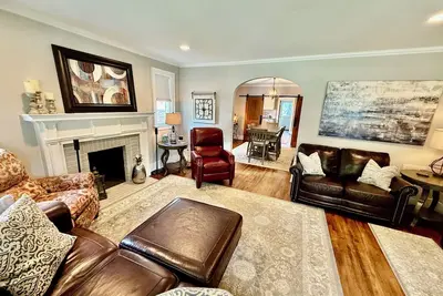 Image de New Stylish Retreat in the Heart of the Action!