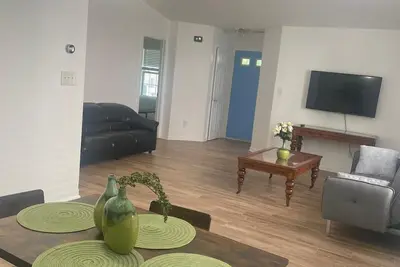 Image de New renovations 3 bed 2 bath Close to I485, Uptown, & Airport River park Ac WiFi