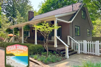 Image de Douglas, Mi • Walk to Douglas Beach • Hot Tub • Screened Porch • Pet Friendly