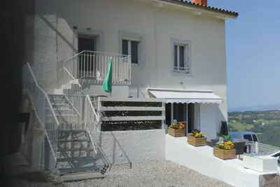 Image de Appartement « La Vallée de la Loire » surplombant la vallée de la Loire, terrasse et balcon