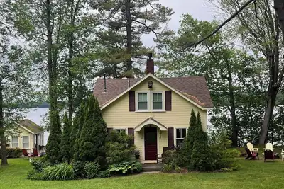 Image de Charming 2-bedroom lakefront cottage & dock