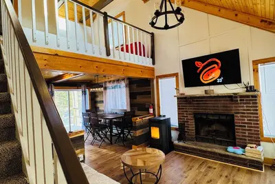 Image de Cozy Pine Nest House With Fireplace & Fire Pit In Tobyhanna