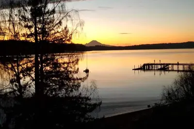 Image de Serene 2br Waterfront  Retreat in Garden Setting