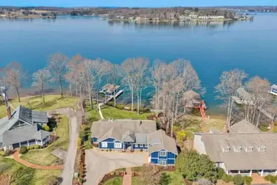 Image de Lakefront Home with Private Dock, Sunset Views, Pet-Friendly~sleeps eight