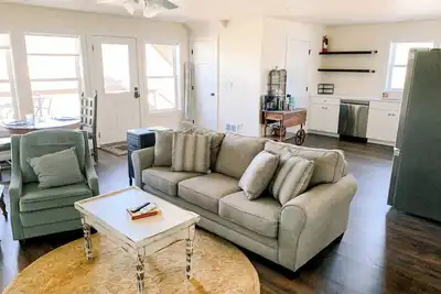 Image de Charming New Cottage with Deck & Views.