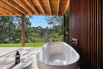 Image de The Springs: Luxury retreat: outdoor bath, short walk to Greenfield Beach