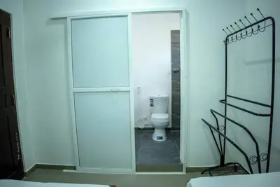 Image de 6 bedroom safe and private first floor guesthouse