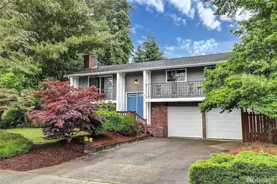 Image de 4 Beds in Northern Seattle with a Backyard Playground