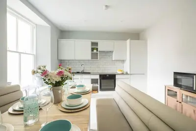 Image de Stylish Tenby Townhouse – Steps from the Beach