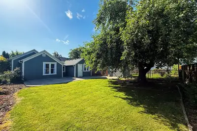 Image de Blue Bird Cottage - a charming 2-bedroom house with WiFi, Ac in adorable Carlton