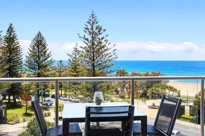 Image de Beachfront Bliss in Peninsula Surfers Paradise
