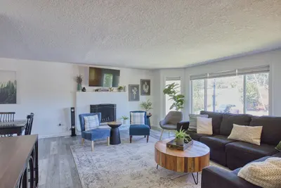 Image de Family-Friendly 5br Retreat – Hot Tub & Game Room