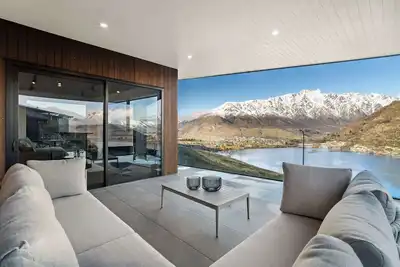 Image de Elevated Tranquility: Luxe Lakeview Horizons