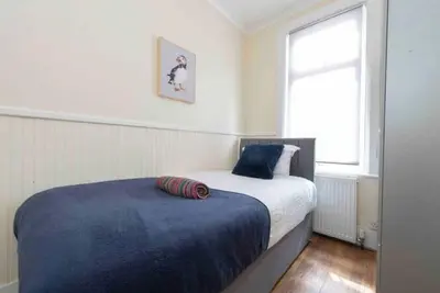Image de Sleeps 10 few minutes' walk to Abbeywood Station