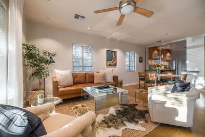 Image de Sol & Terra | Stylish Home w/ Private Suite
