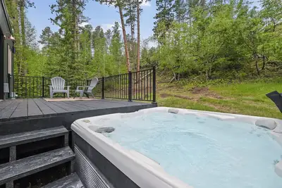 Image de Cozy Cabin Near Trails, Large Parking Area, Hot Tub, 1/4 Mile off Highway!