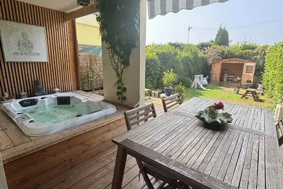 Image de Charmant appartement avec jardin, jacuzzi et espace enfants– 10 mins de la plage