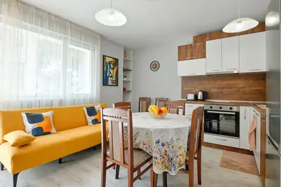 New 2 Br Modern Escape / Free Parking /Minutes to Varna beach