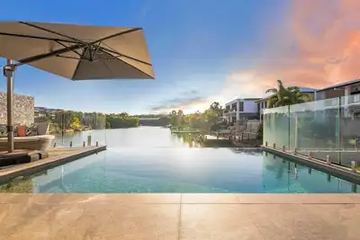 Image de Infinitys Edge Darwin Luxury Waterfront Oasis