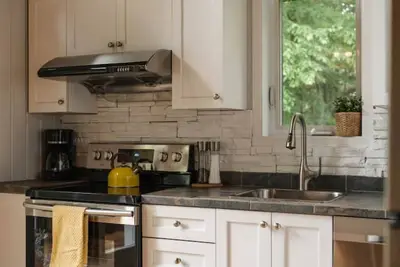 Image de Chalet Paisible Bord de l'Eau avec Spa et Vue