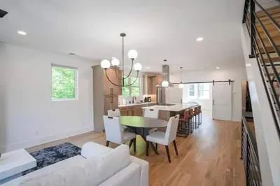 Image de Luxury Home - Minutes to Uptown - King Beds