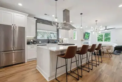 Image de Luxury Build - King Beds - Minutes to Uptown