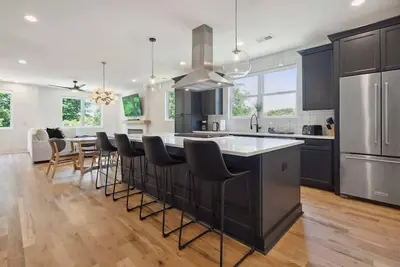 Image de Luxury Build - King Beds - Minutes to Uptown