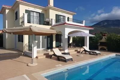 Image de Two bedroomed villa, each with balcony and ensuite, a private pool, and Bbq.