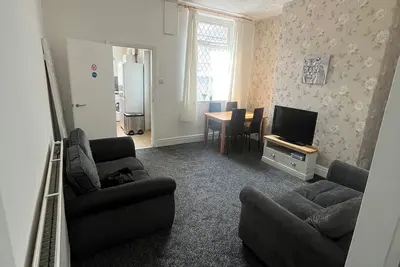 Image de \nCosy 3-Bed Home in Central Oldham – Family & Work-Friendly