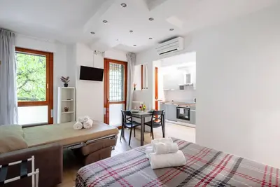 Image de Cozy 40 sqm studio apartment, accommodating up to 4 guests, located on the first floor of a building with an elevator. The accommodation is in a quiet residential neighborhood, 800 meters from the Central Hospital (a 10-minute walk) and within easy reach