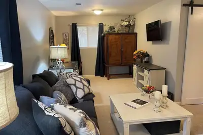 Image de Cozy cottage in charming East Memphis with WiFi, Ac