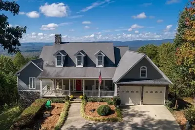 Image de Spacious 5-bedroom house with WiFi and mountain views!