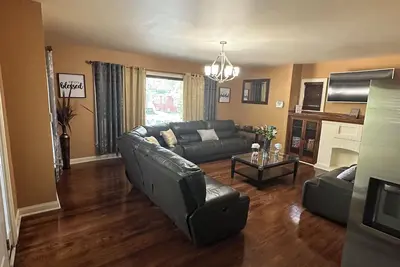 Image de Charming 2-bedroom house in Maywood with WiFi, Ac full basement with sofa bed