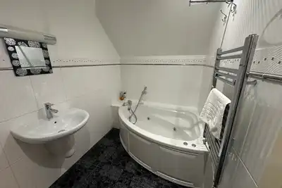 Image de Contractor's Suite - Free Private Parking & 2 bath