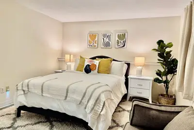 Image de Spacious Townhome Retreat Fully Stocked Near Downtown Robbinsdale