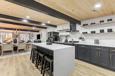 Image de Stylish Lake House Getaway with Dock in Peaceful Cove