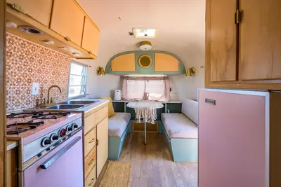 Image de Buddy Airstream with Private Hot Tub (Unit A) - Airstream Bambi Flying Cloud 2019 & Avion Travel Trailer Airstream