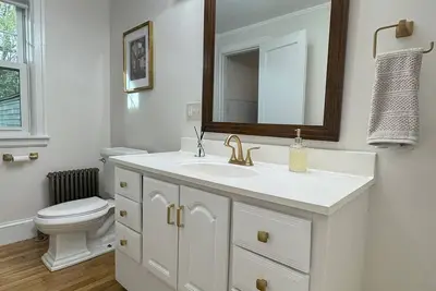 Image de Quaint Cape Style Brick 3-bedroom Home in Peaceful Pioneer Valley