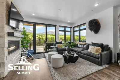 Image de 4-Season Modern Mountain Penthouse with Private Hot Tub & Scenic Views