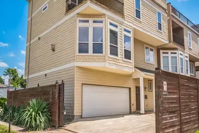 Image de Resort Vibe • HotTub • Stunning Downtown Skyline View near med center