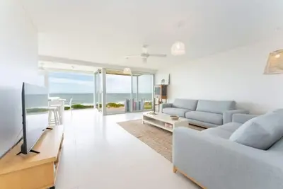 Image de Chiton On The Rocks—A Breezy Beachfront Escape