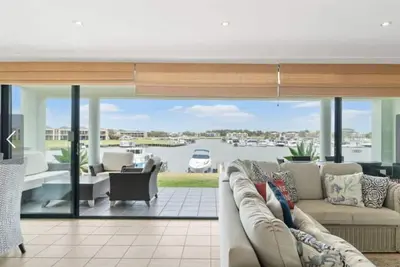 Image de Marina Views, family and small dog friendly