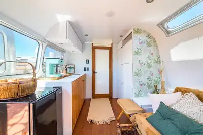 Image de Airstream w/ Private Hot Tub (Unit J) - 4 Person Airstream with Private Hot Tub