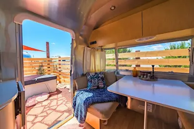 Image de Airstream w/ Private Hot Tub (Unit K) - 4 Person Airstream with Private Hot Tub