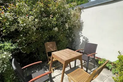 Image de House with garden, close to bus and train stations with plenty of parking spaces