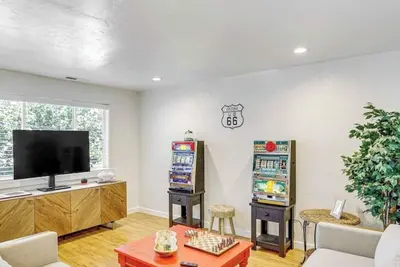 Image de Game Night Condo - Bsu - Downtown - Over 100 games - 21 Miles to Bogus Basin!