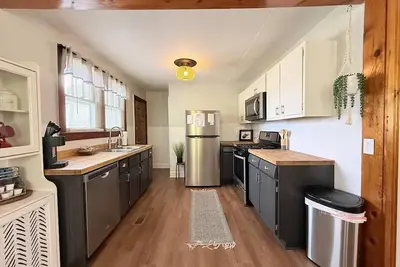 Image de The Lofty Maple- Charming 3 bedroom home with kid friendly space in the loft.