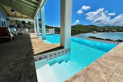 Image de Charming Waterfront Villa.